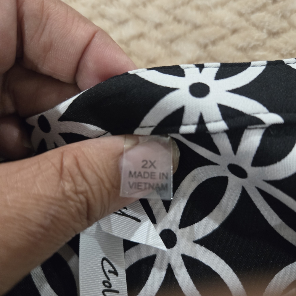 Women’s 2X Black White Geometric Blouse Button Front Lightweight Roll Tab Sleeve - Picture 8 of 13